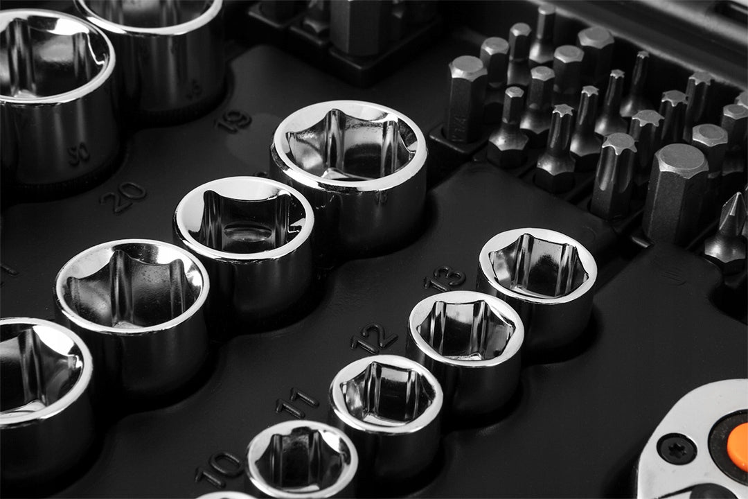 Galvučių rinkinys NEO TOOLS 1/2", 1/4", 73 vnt., su 40 atsuktuvo antgalių lagamine