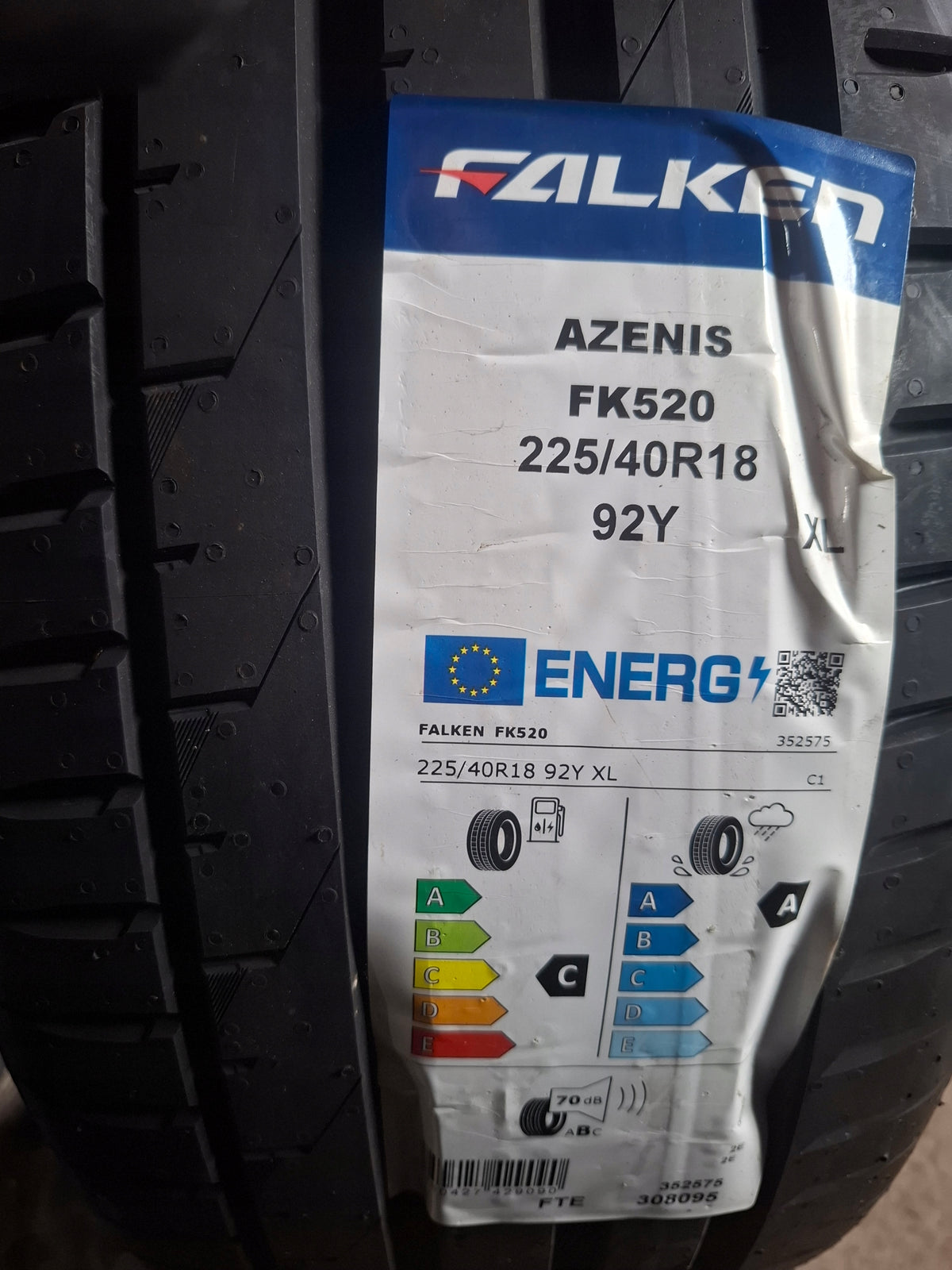 225 40 18 FALKEN AZENIS FK520 Number of tires offered 1 pc.