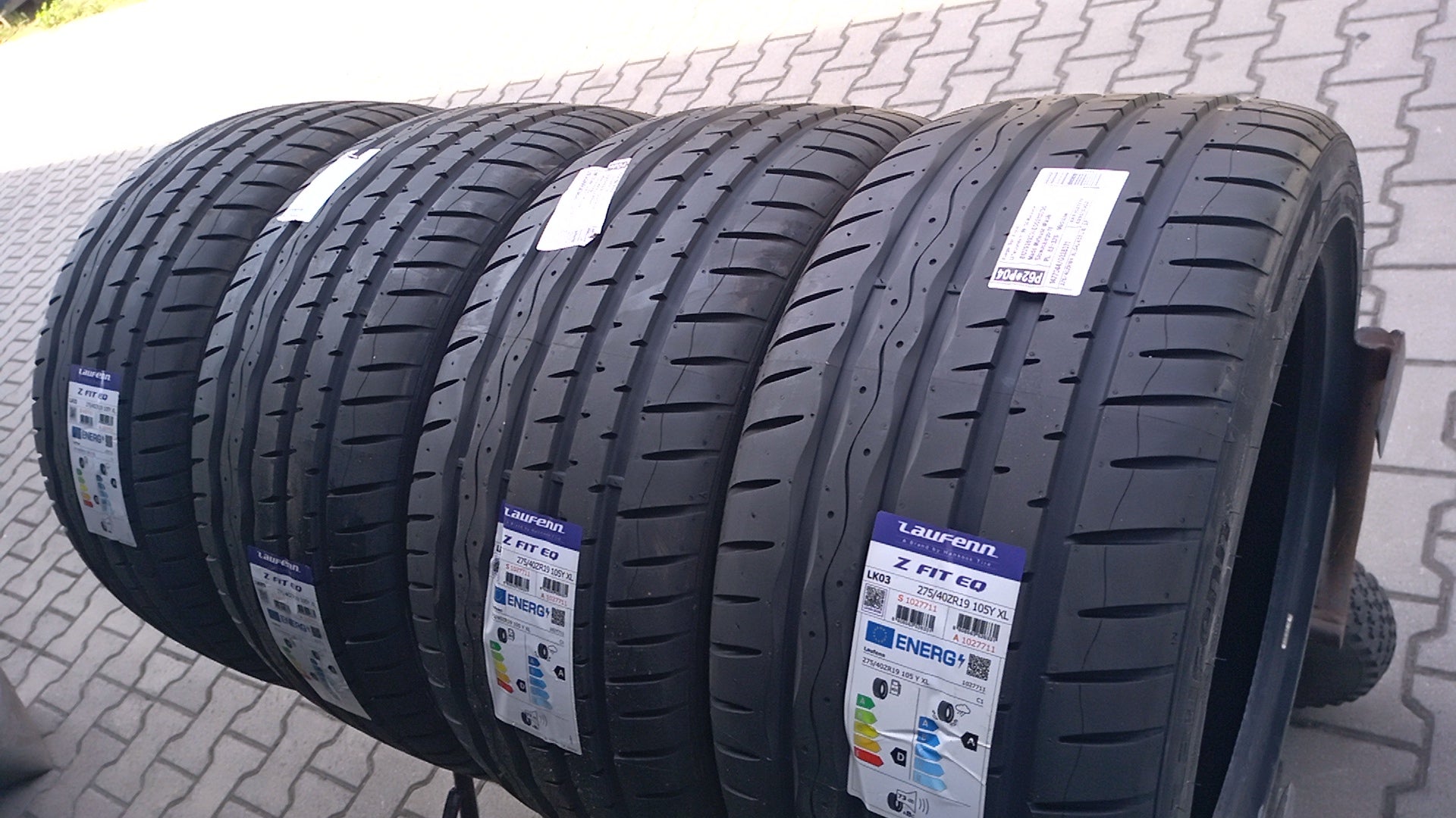 275/40R19 LAUFEN LK03 Tire