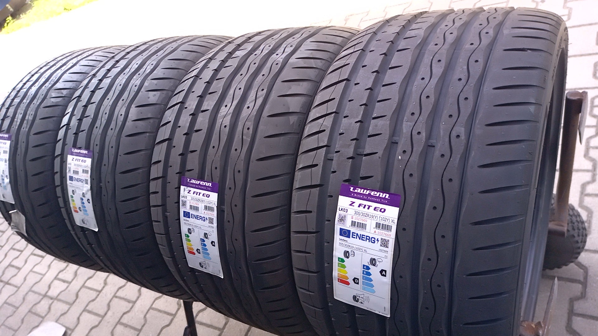 305/30R19 LAUFENN LK03 1027669 Number of tires offered 1 pc.
