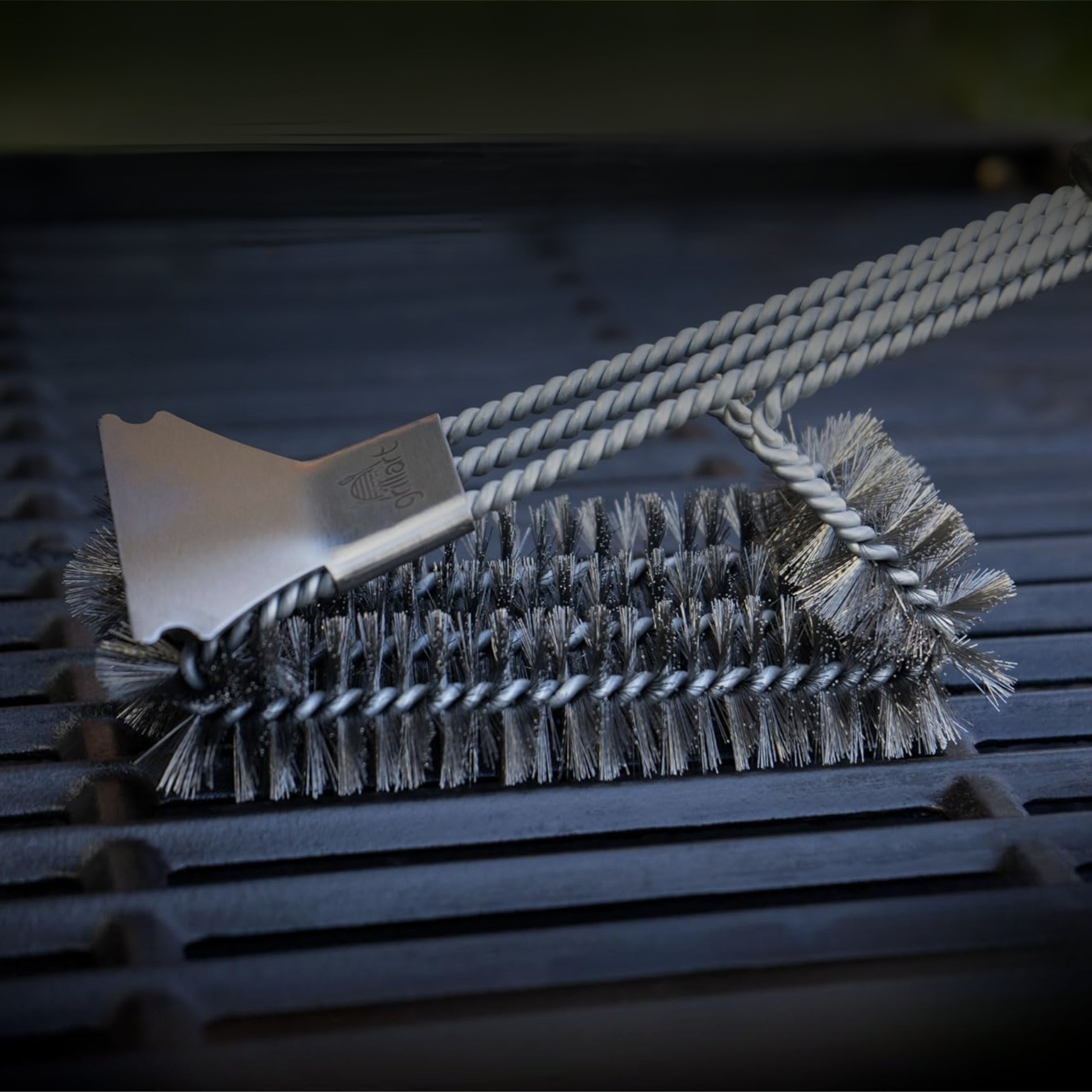 3IN1 GRILL BRUSH GRATE CLEANING WITH BRASS BRISTLES AND SPATULA Additional information With a Scraper