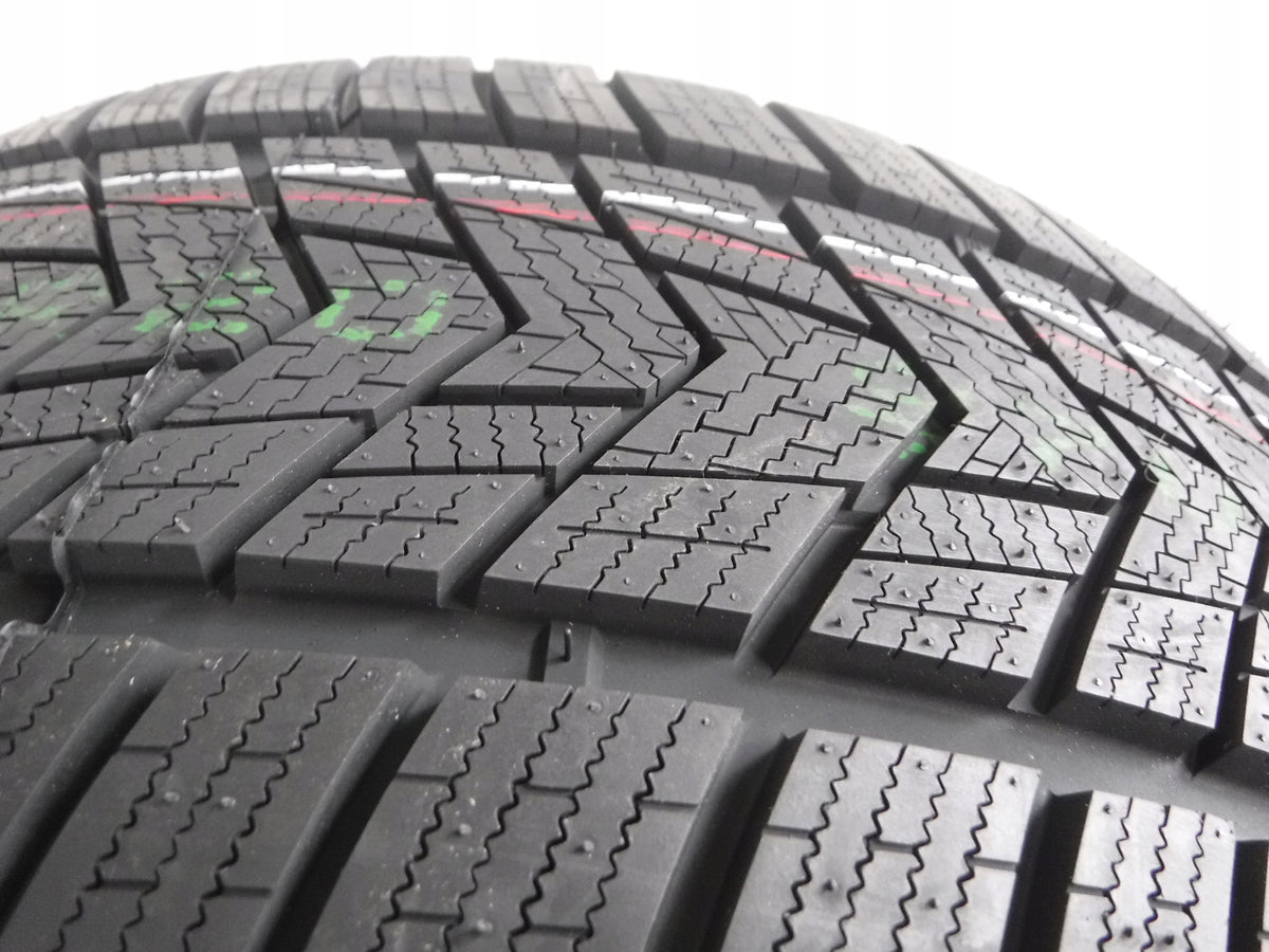 4 zimní pneumatiky TRACMAX 235/45R20 X-PRIVILO S330 100W XL ochranný lem Year of manufacture 2025/2024