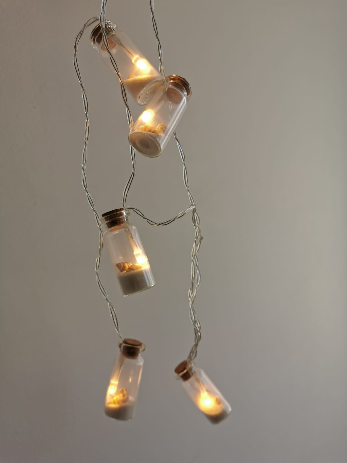 8 LED lamps, jars with sand and shells