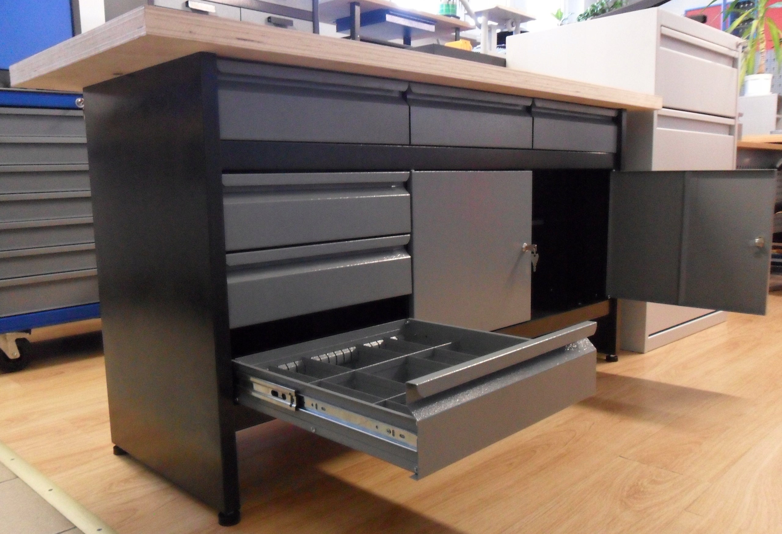 A workbench for a locksmith's garage, tools, COLORS, drawers, and a cabinet Brand MSI Gwarancja