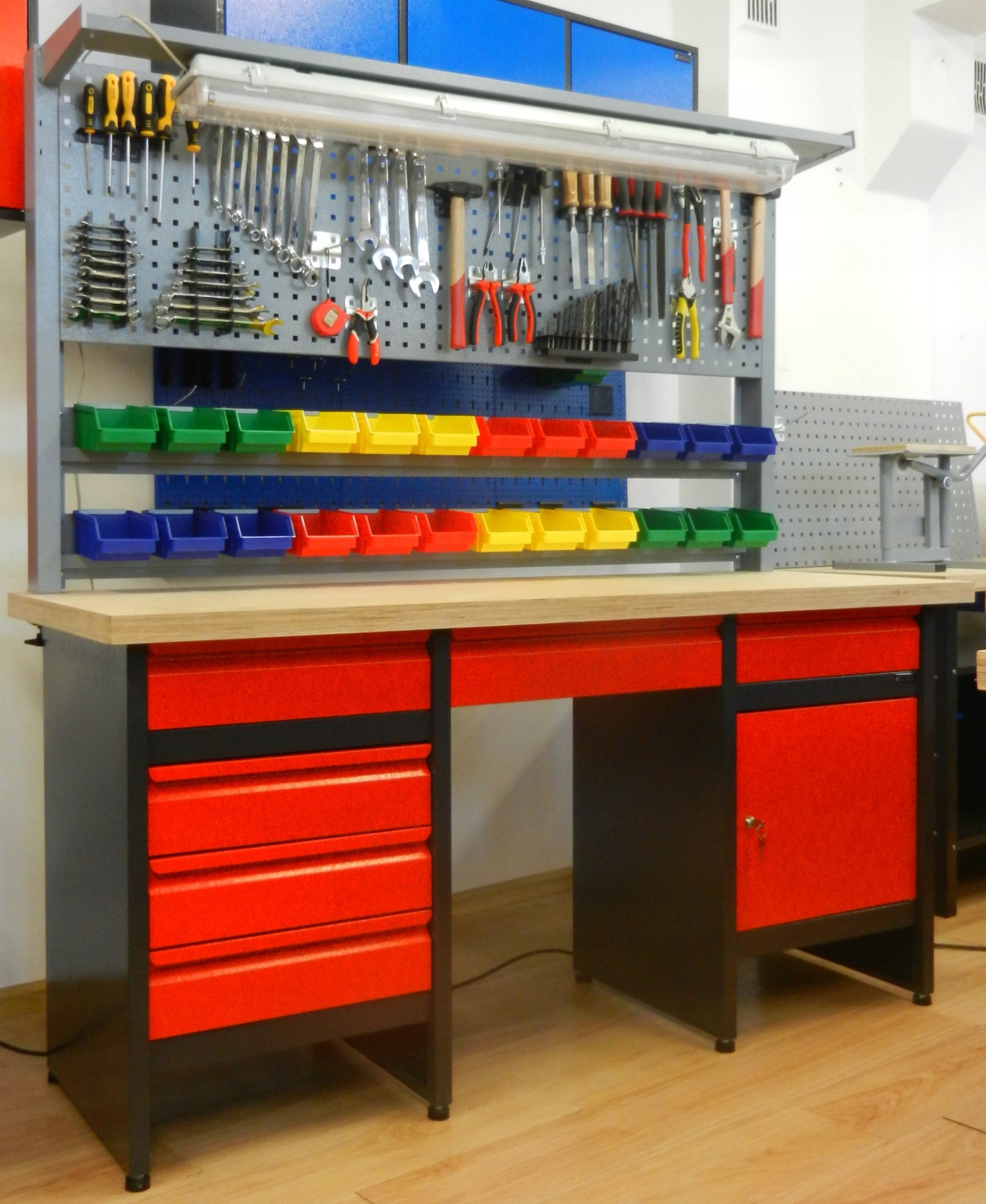 A workbench for a locksmith's garage, tools, COLORS, drawers, and a cabinet Manufacturer code OLM 06/30 czerwony + GNS 32