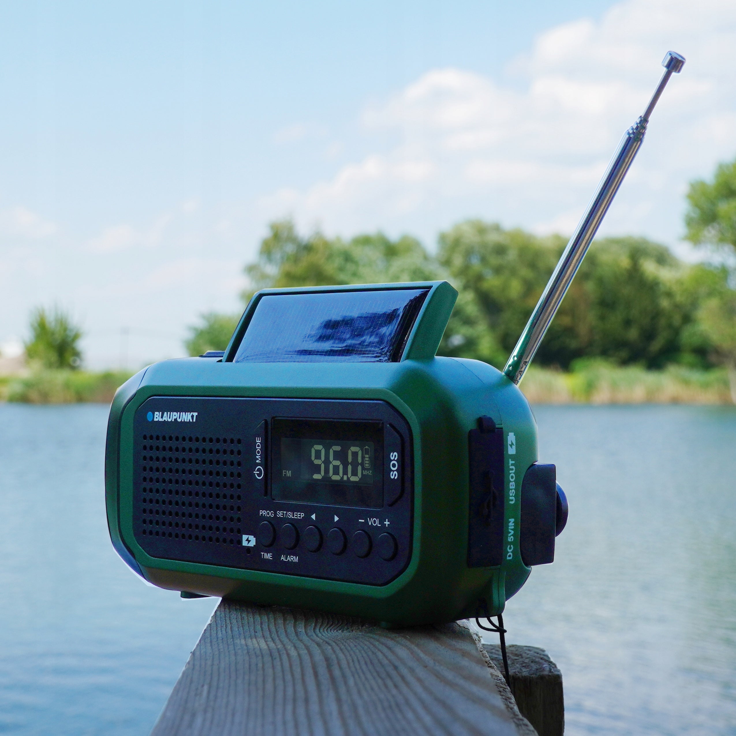 AM network-battery solar radio, FM Blaupunkt ER20 antenna SOS clock Manufacturer code RADIO PRZENOŚNE SOLARNE DYNAMI BLAUPUNKT ER20