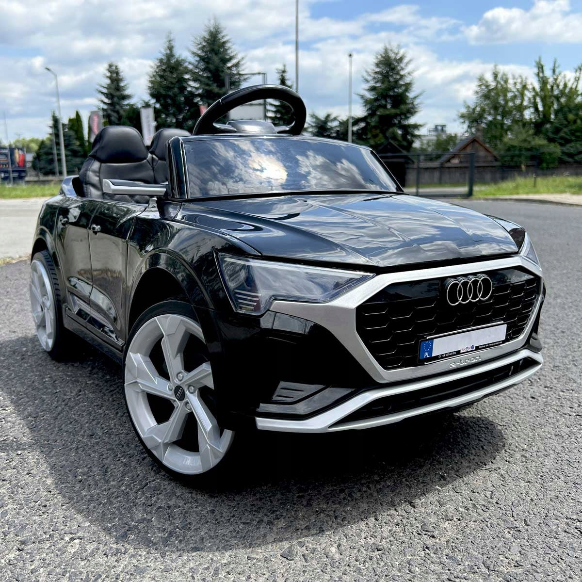 Auto Battery Operated AUDI SQ 8 EVA Leather Pilot 2.4 G LED Boards Manufacturer code CAR-S-11-CZARNY