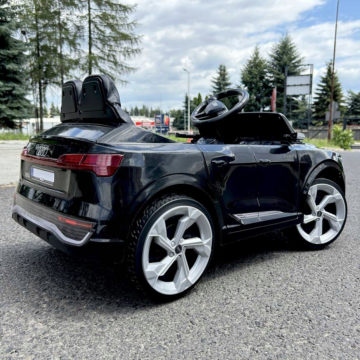 Auto Battery Operated AUDI SQ 8 EVA Leather Pilot 2.4 G LED Boards Vehicle length 99 cm