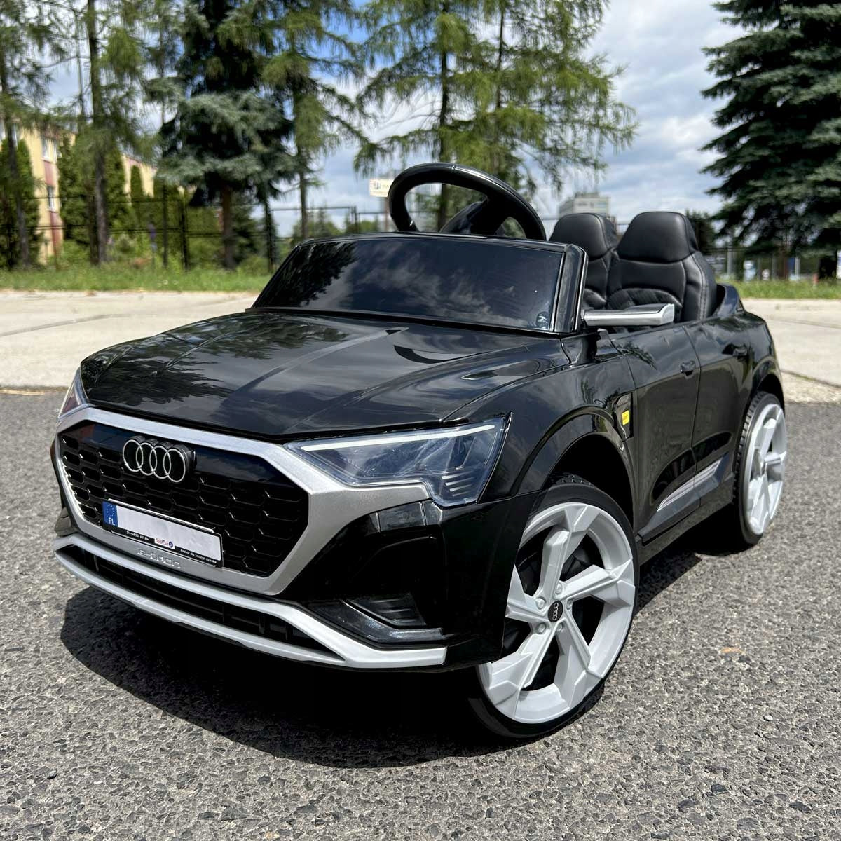 Auto Battery Operated AUDI SQ 8 EVA Leather Pilot 2.4 G LED Boards Vehicle width 50 cm