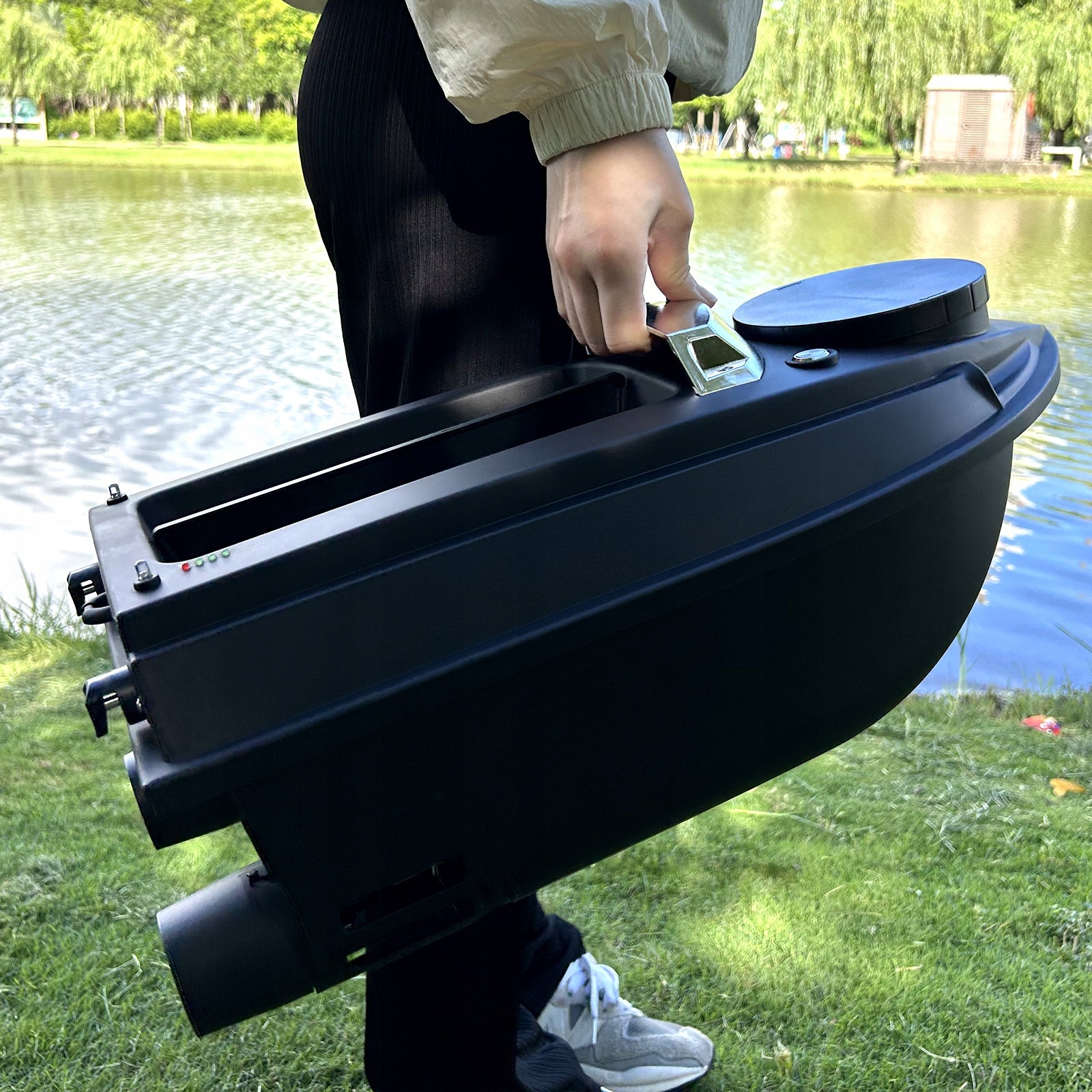 BAIT BOAT FLYTEC V030 GPS, BATTERY 20000mAh, Range 500m, BAG 15km/h Width 275 mm