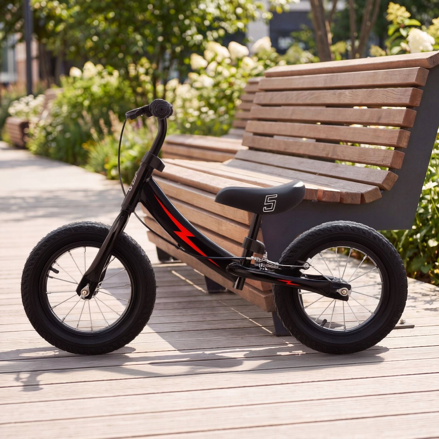 BALANCE BIKE FLASH PUMPED WHEELS STARS Color black red