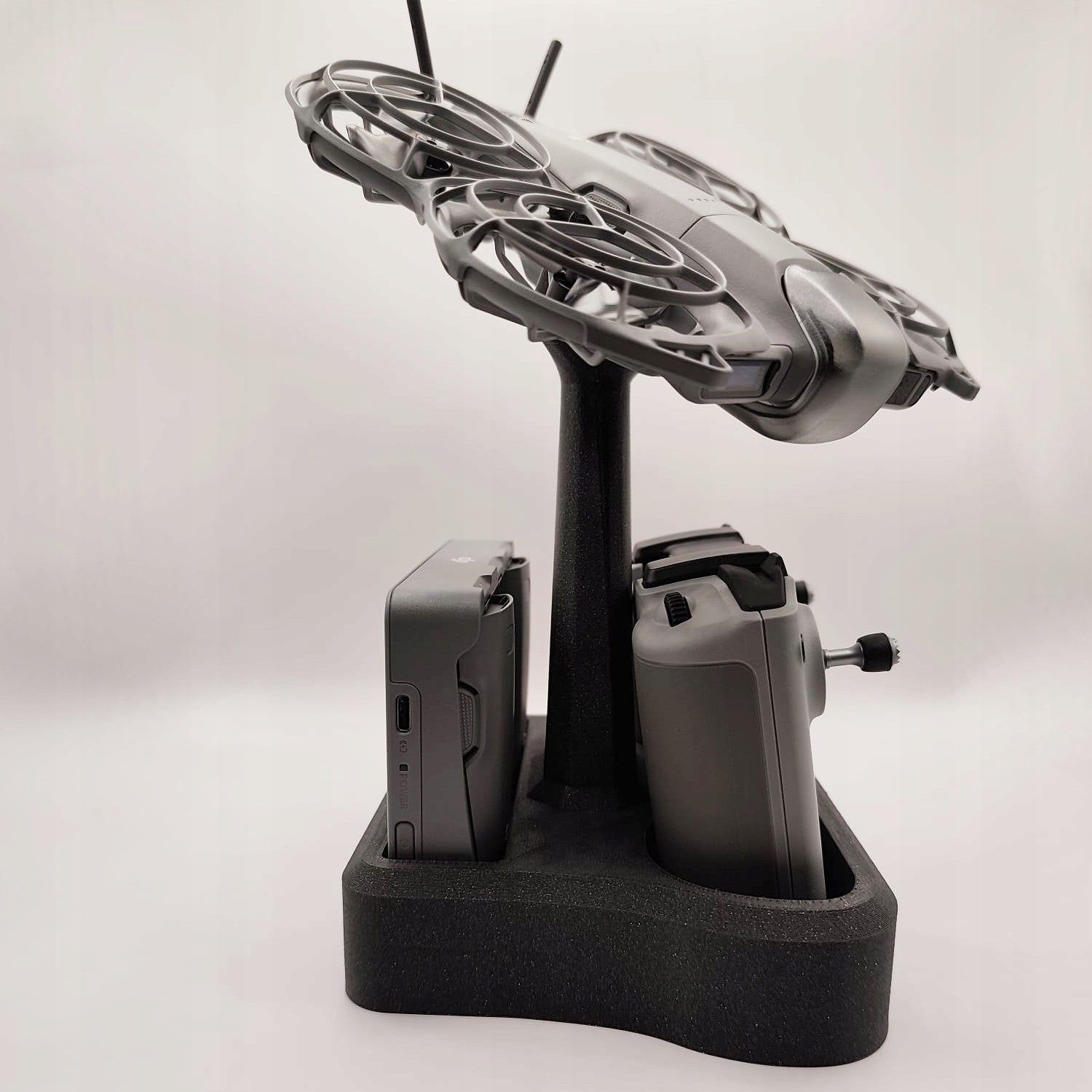 BASE STAND PRESENTER DRONE DJI NEO 2 AND CONTROLLER AND BATTERIES BOX CASE Manufacturer code DJI-Neo2-stand