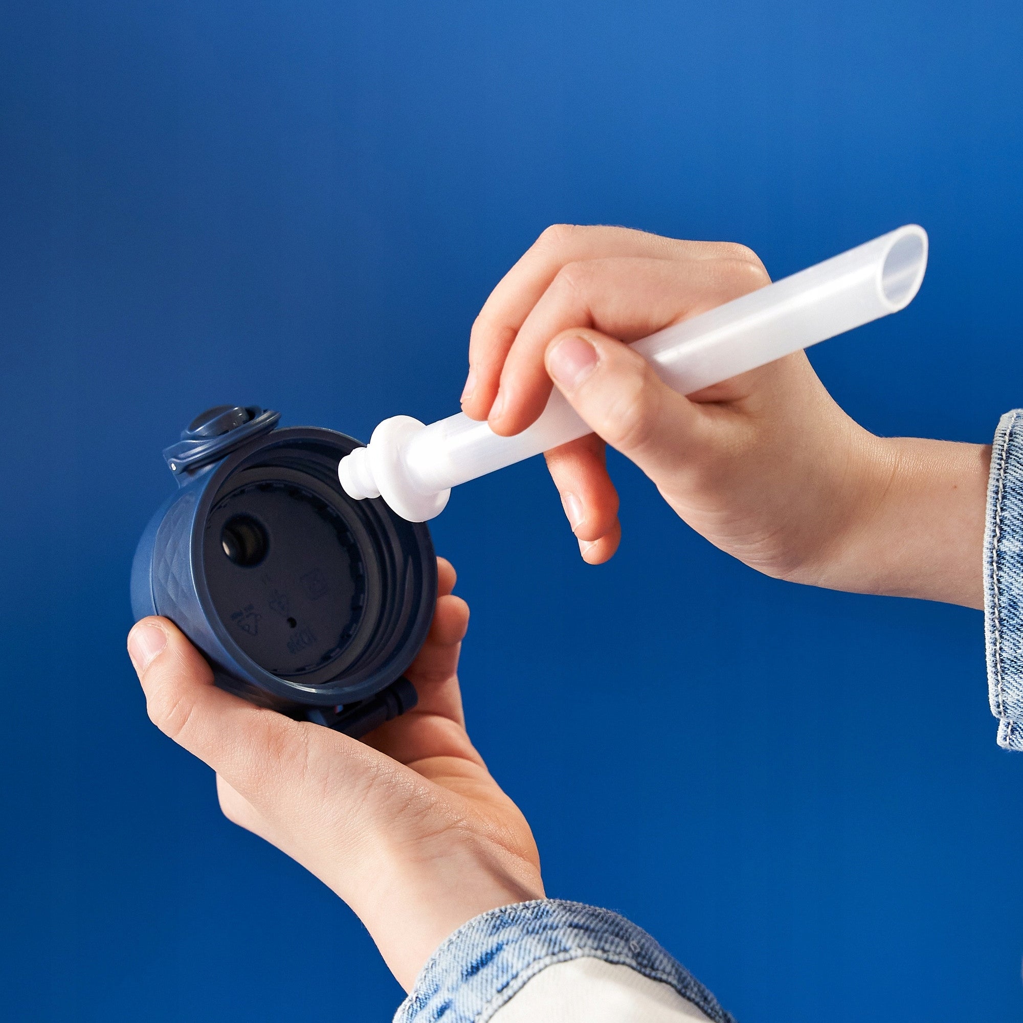BOTTLE WITH TUBE AND MOUTHPIECE SMALL NAVY BLUE BOTTLE WITH STRAW TUBE ION8 350 ml Brand Ion8