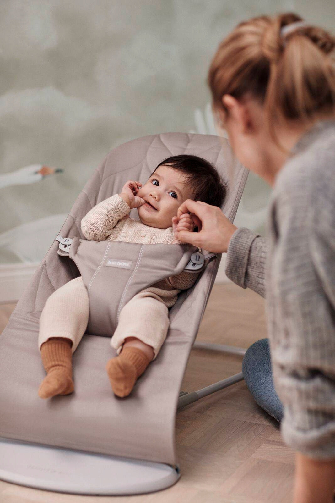 BabyBjorn Bliss Woven Petal Quilt - Ergonomic Sand Lounger Grey EAN (GTIN) 7317680063175
