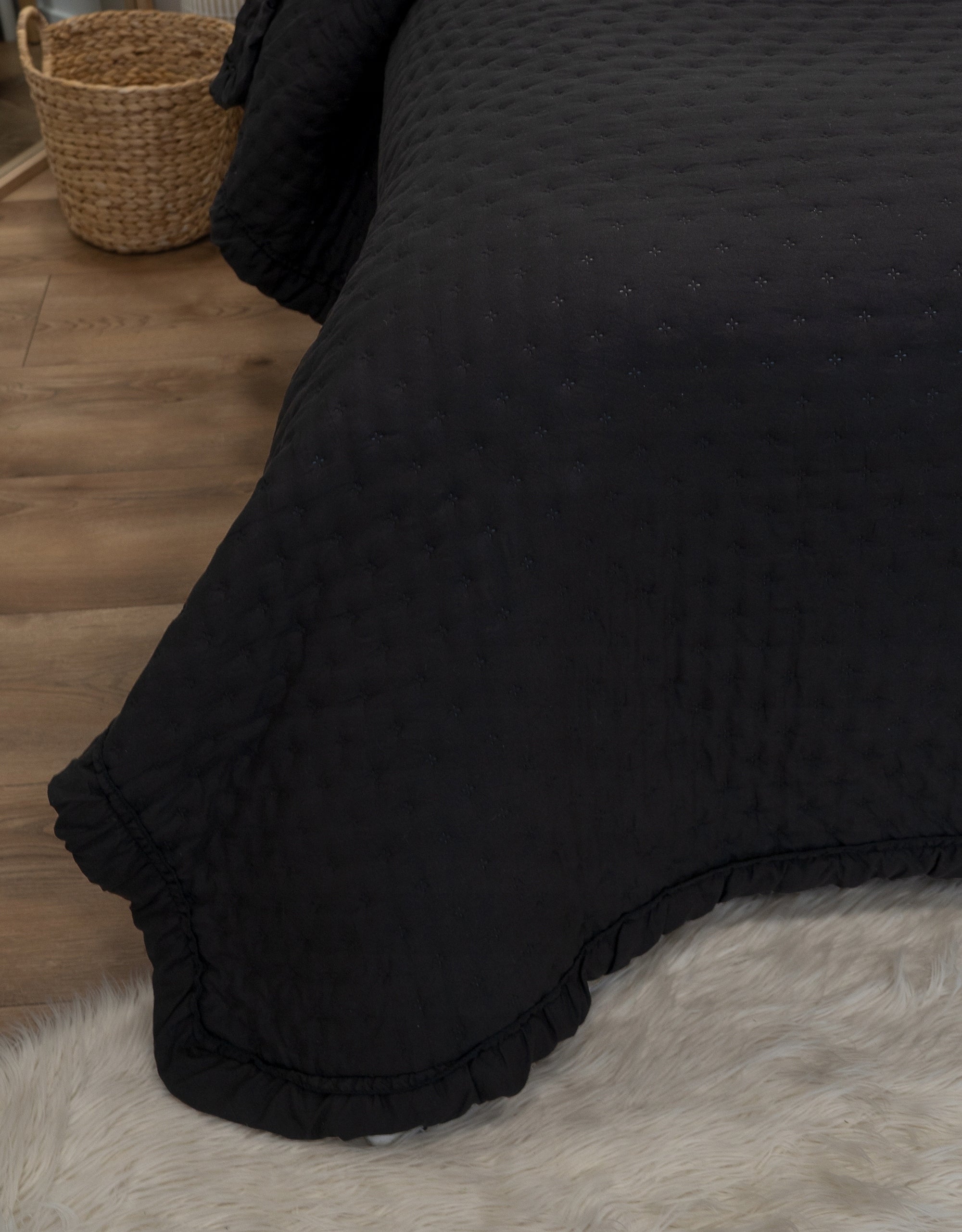 Bedspread sofa bed quilted sofa with FRILL 200x220 black Celia Manufacturer code Narzuta z falbaną pikowana 200x220
