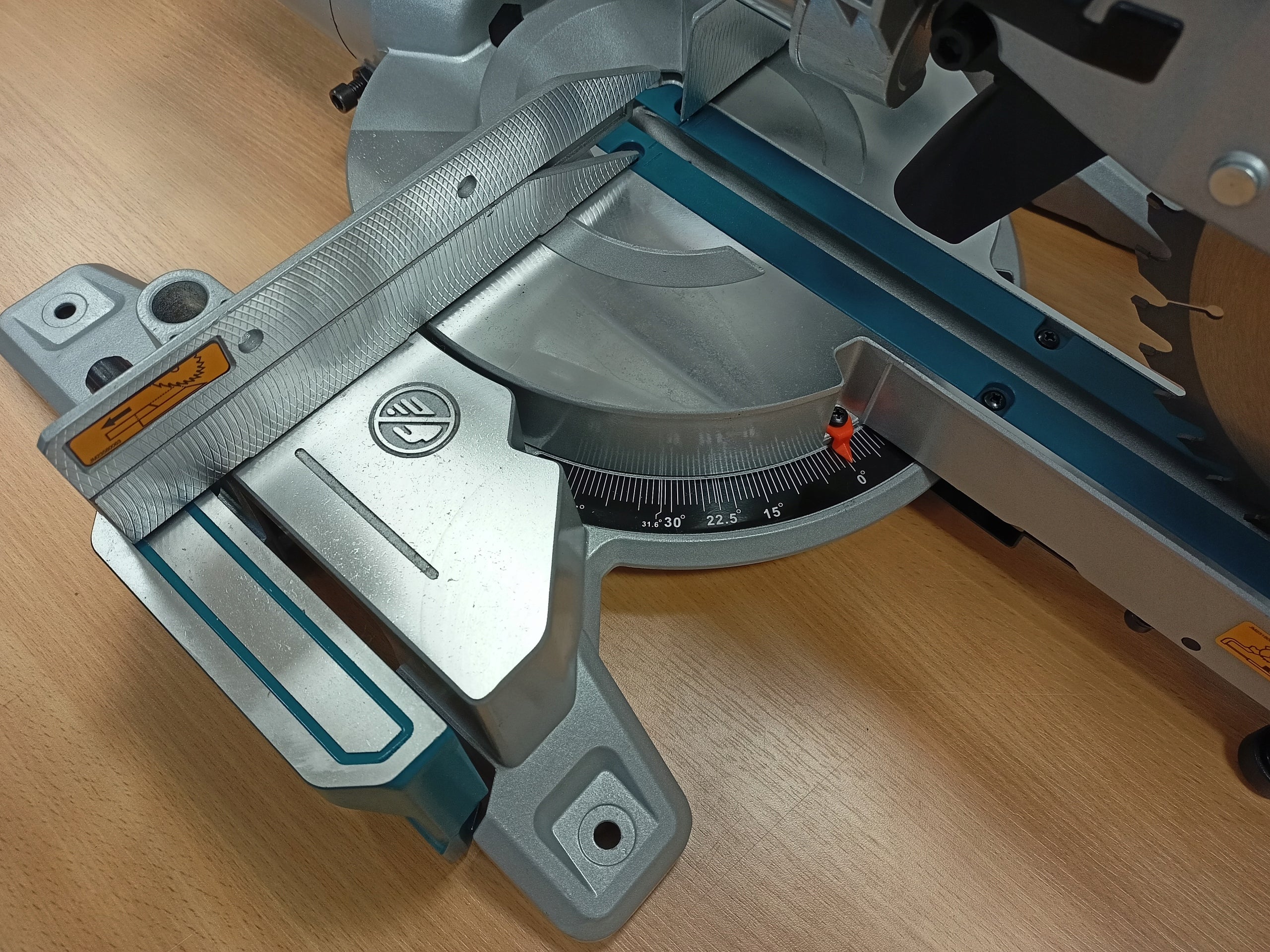 Bevel with Shift 216mm MAKITA LS0816F NEW MODEL EAN (GTIN) 0197050001610