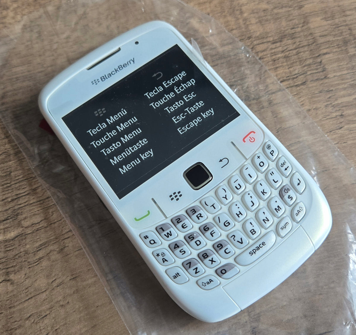 BlackBerry Curve 8520 WHITE ! NEW ! UNIQUE ! No Blocks ! PL Menu !OPPORTUNITY! Charger included yes