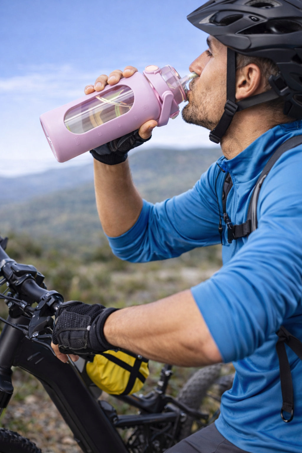 Bottle glass bottle 1.8 l for gym water with phone holder Packaging status original