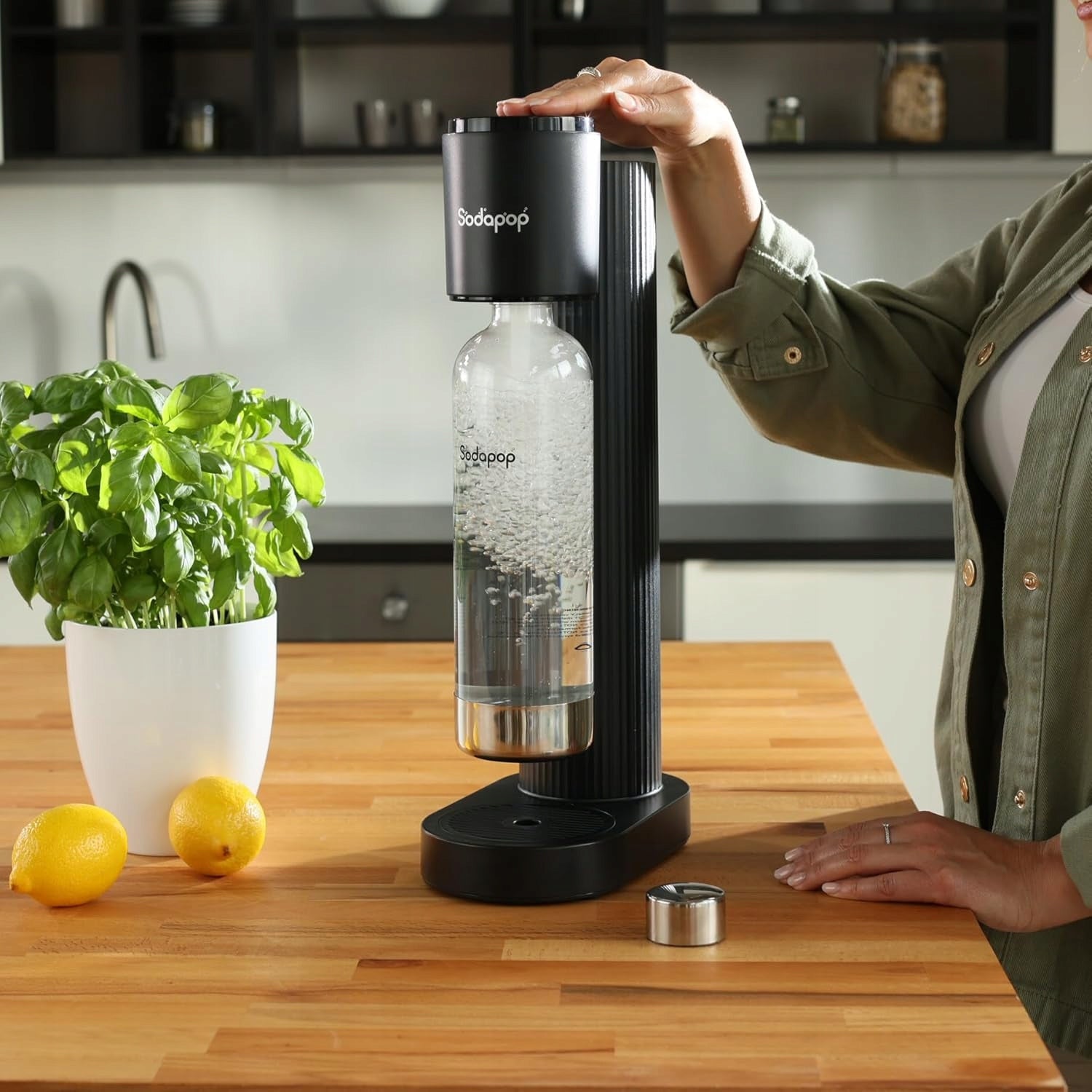 CARBONATED WATER SATURATOR BLACK 1 BOTTLE PET NON-CURRENT STYLISH COMPACT Manufacturer code 5902912053929