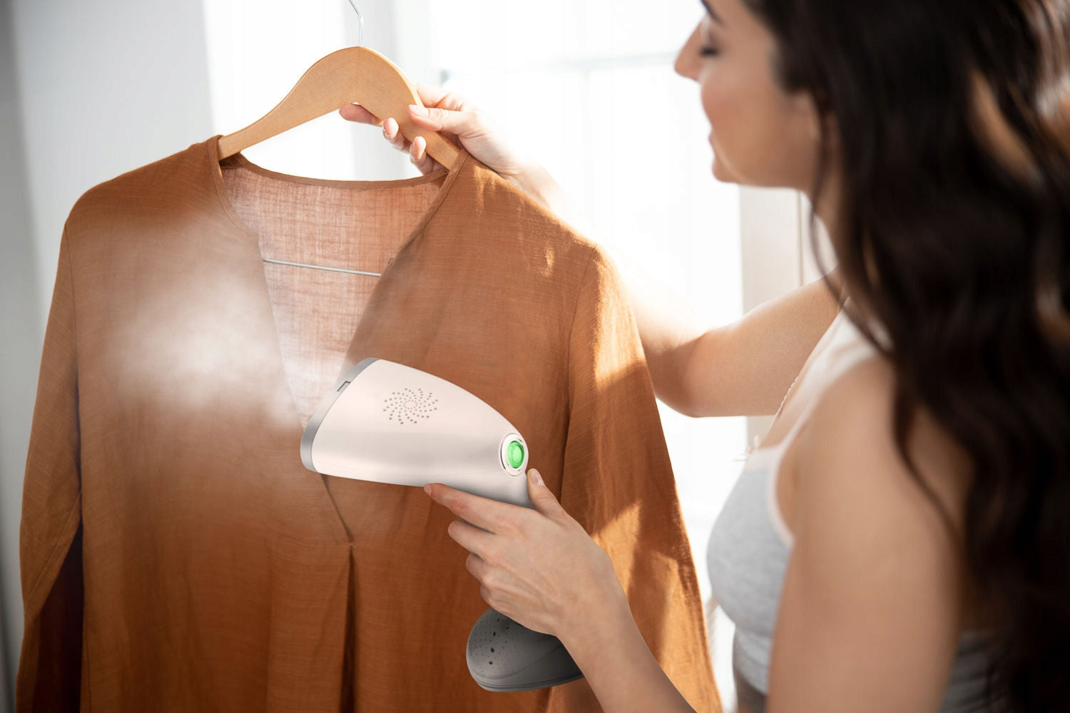 CLOTHES STEAMER HANDHELD STEAMER STEAM CONTROL 380ml 2000W Dominant color white