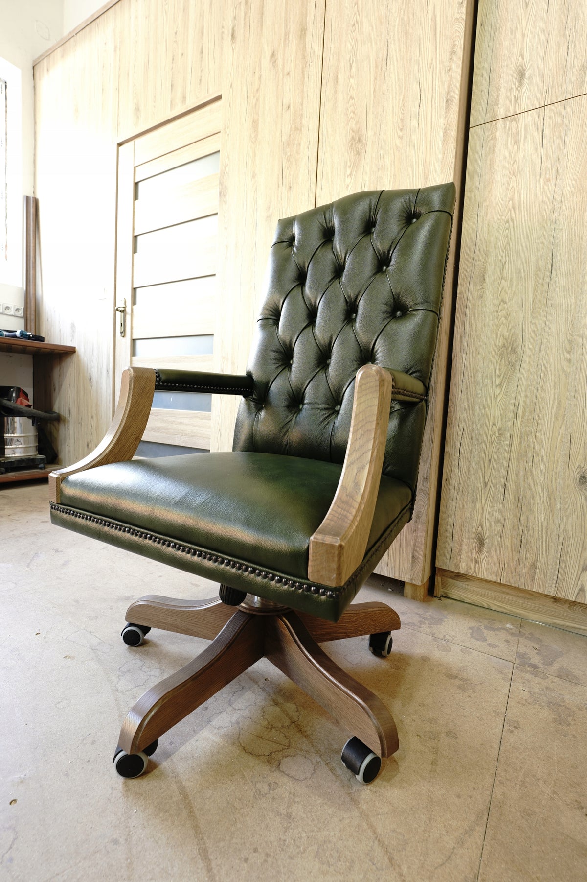 Chesterfield swivel chair 100% leather wood oak Manufacturer code 414872587