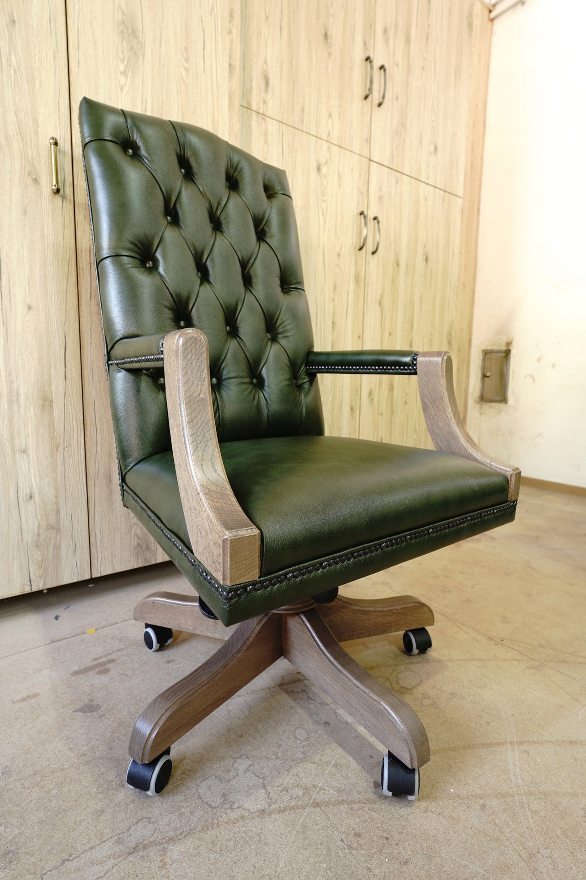Chesterfield swivel chair 100% leather wood oak