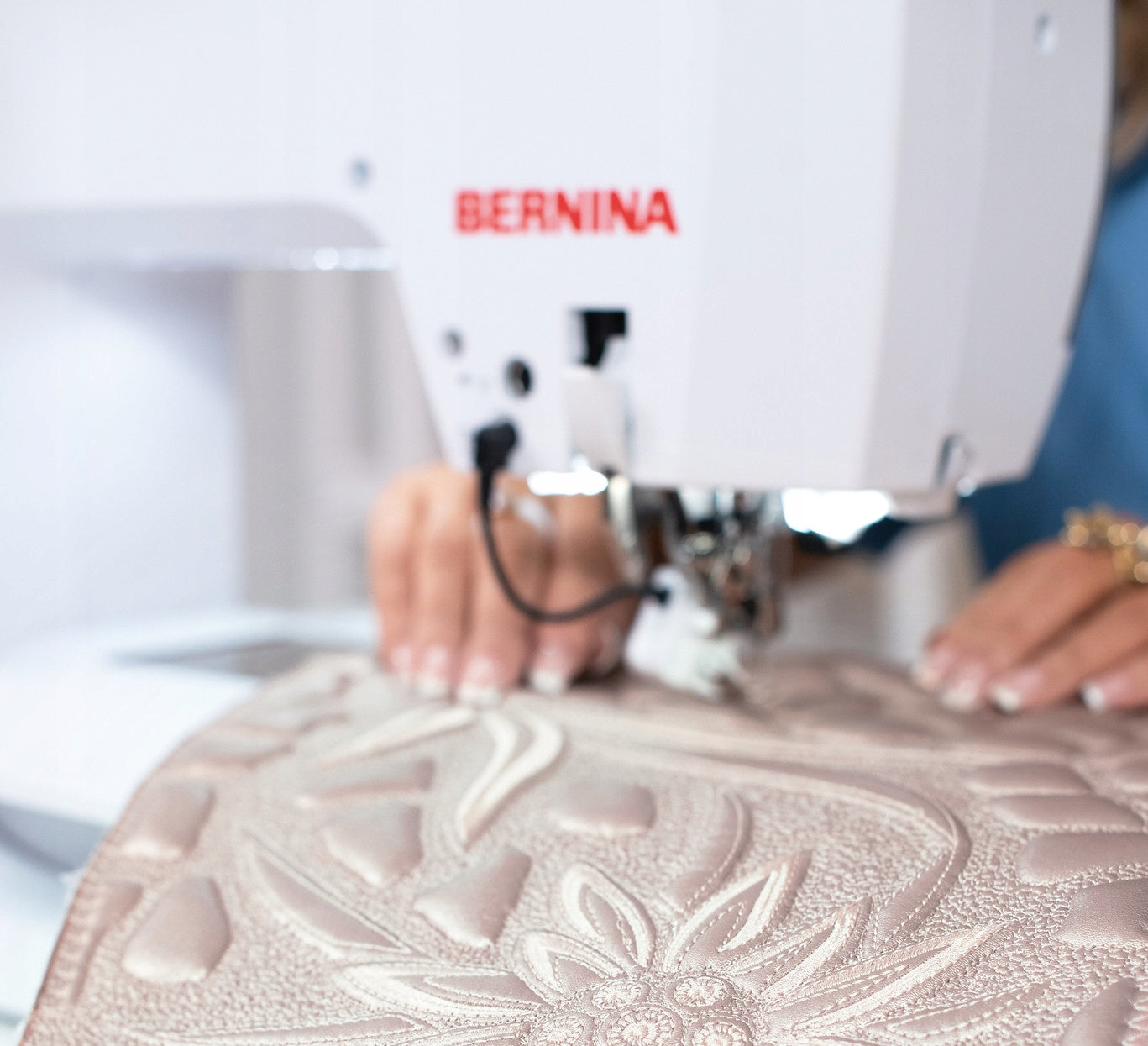 Computer sewing machine BERNINA B735 Swiss Excellence! Number of stitches 1255