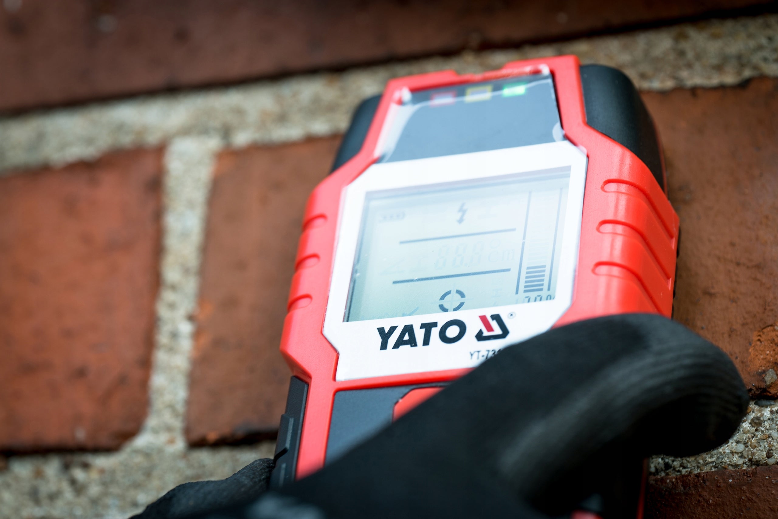 DETECTOR OF ELECTRICAL WIRES IN WALLS DETECTOR OF METAL CABLE PROFILES Maximum depth of measurement for iron and steel 80 mm