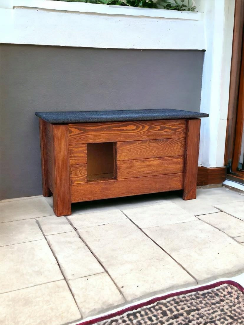 DOG CAT KENNEL INSULATED ALL WOODEN WHOLE with curtain at the entrance Mounting location freestanding