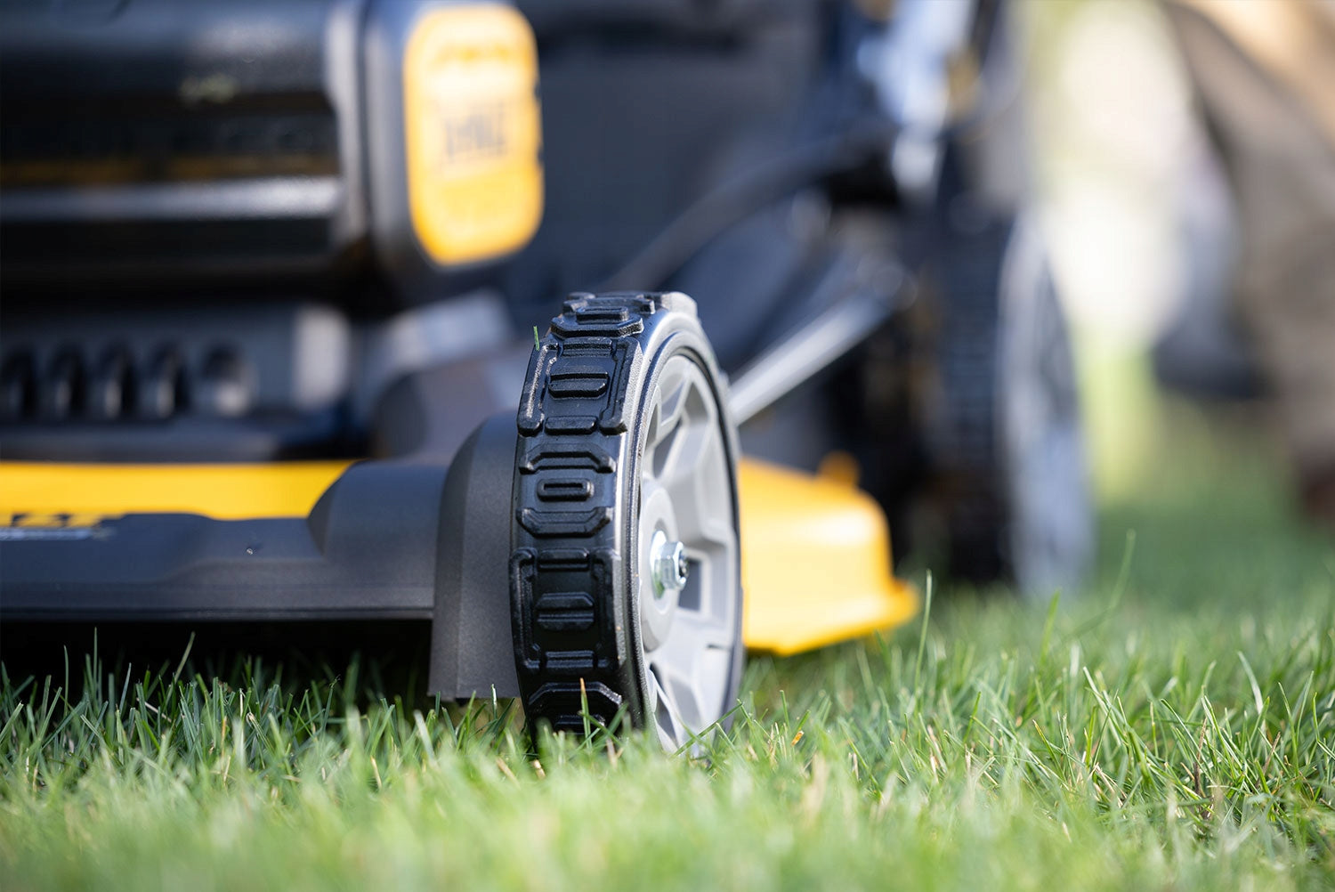 Dewalt DCMWP134N 53cm Cordless 18V Grass Mower 1680m2 Basket with a basket