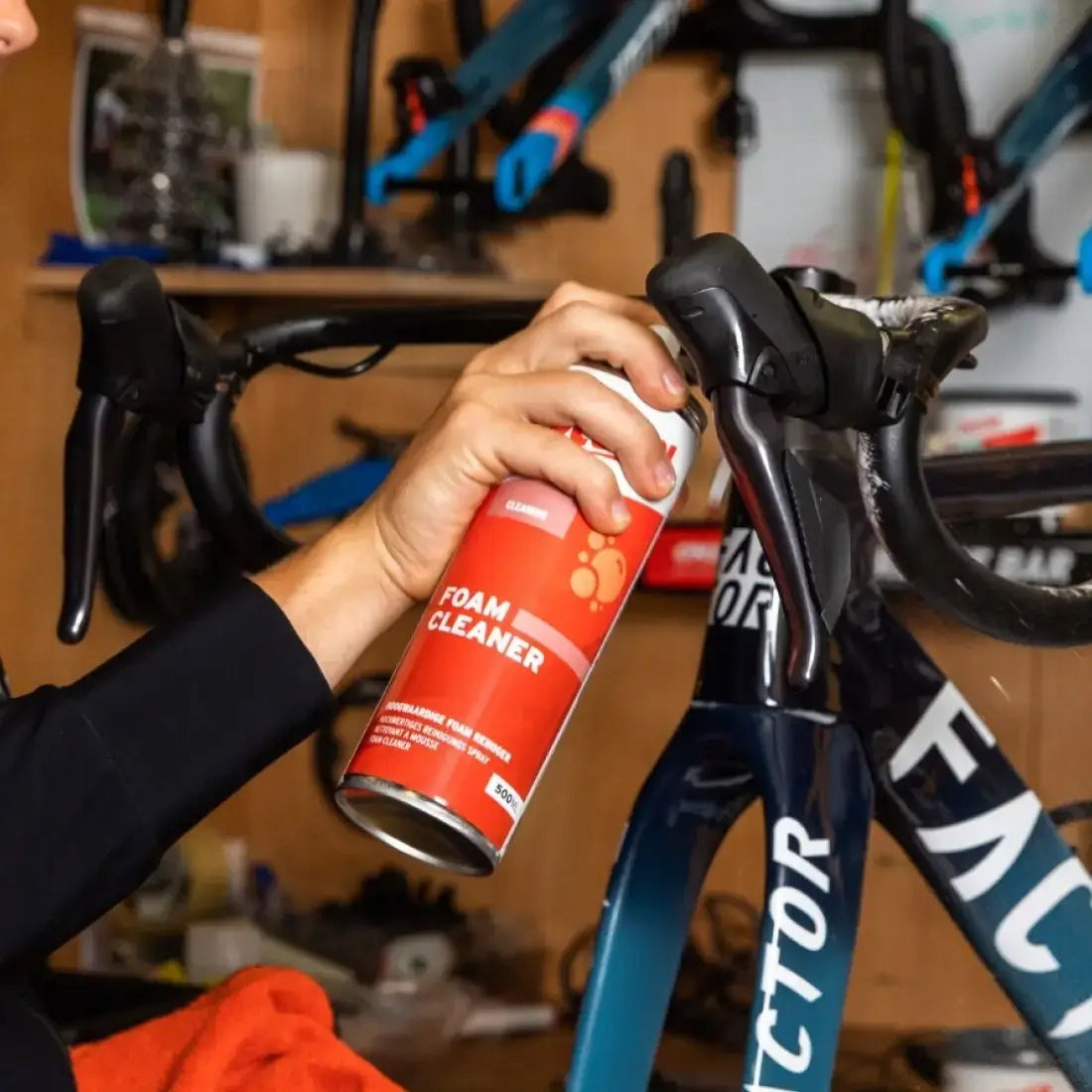 Dry bike wash foam helmet without water matt gloss without streaks CyclOn Packaging status original