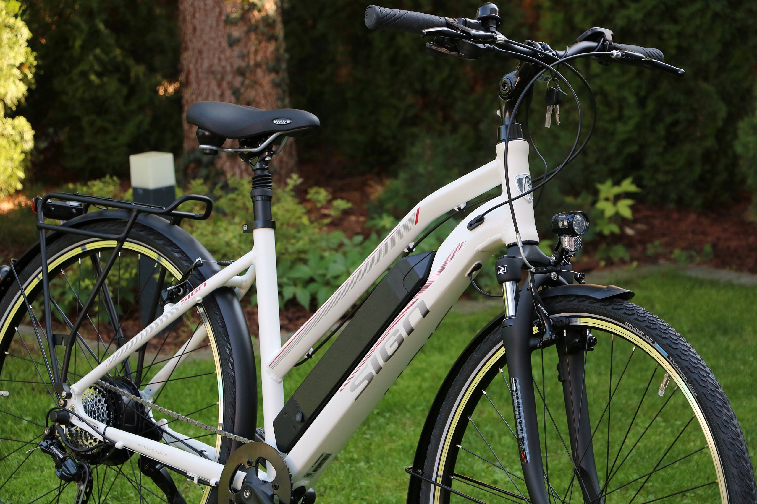 ELECTRIC BIKE WOMEN'S 28" SHIMANO DEORE engine BAFANG range 80 km Model SIGN BIAŁY TREKKING