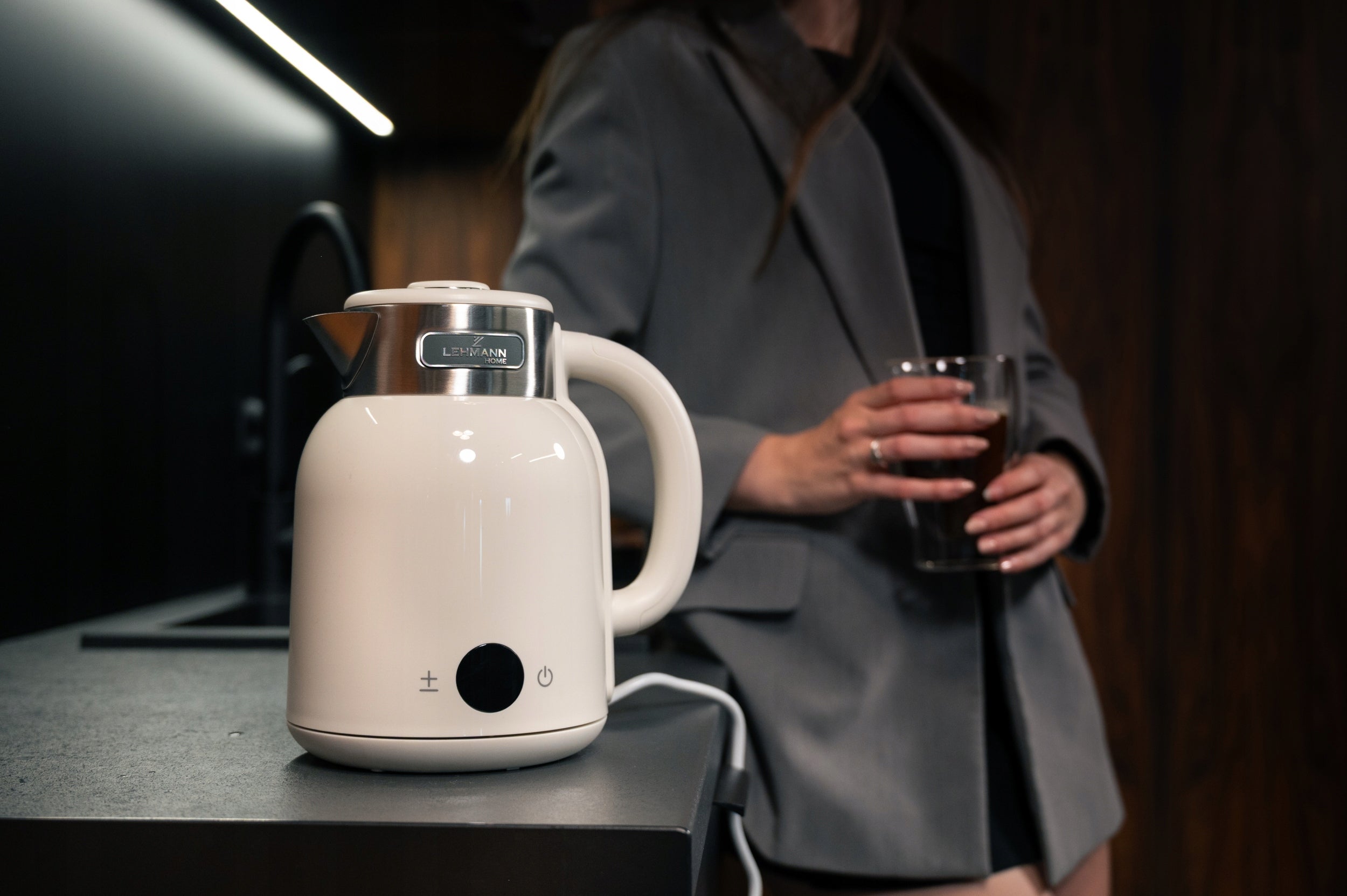 ELECTRIC KETTLE CORDLESS STEEL RETRO SOUND BEIGE 2200W 1,5L Dominant color white