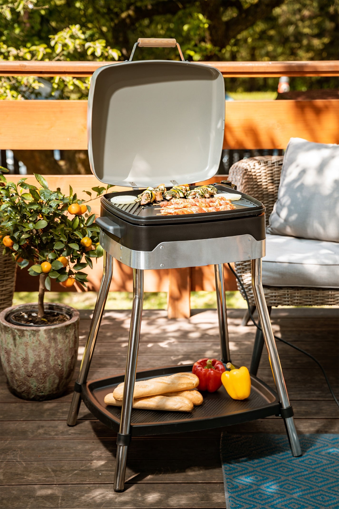 ELECTRIC TABLE GARDEN GRILL WITH COVER TEMPERATURE CONTROL 2500W Dominant color silver/gray