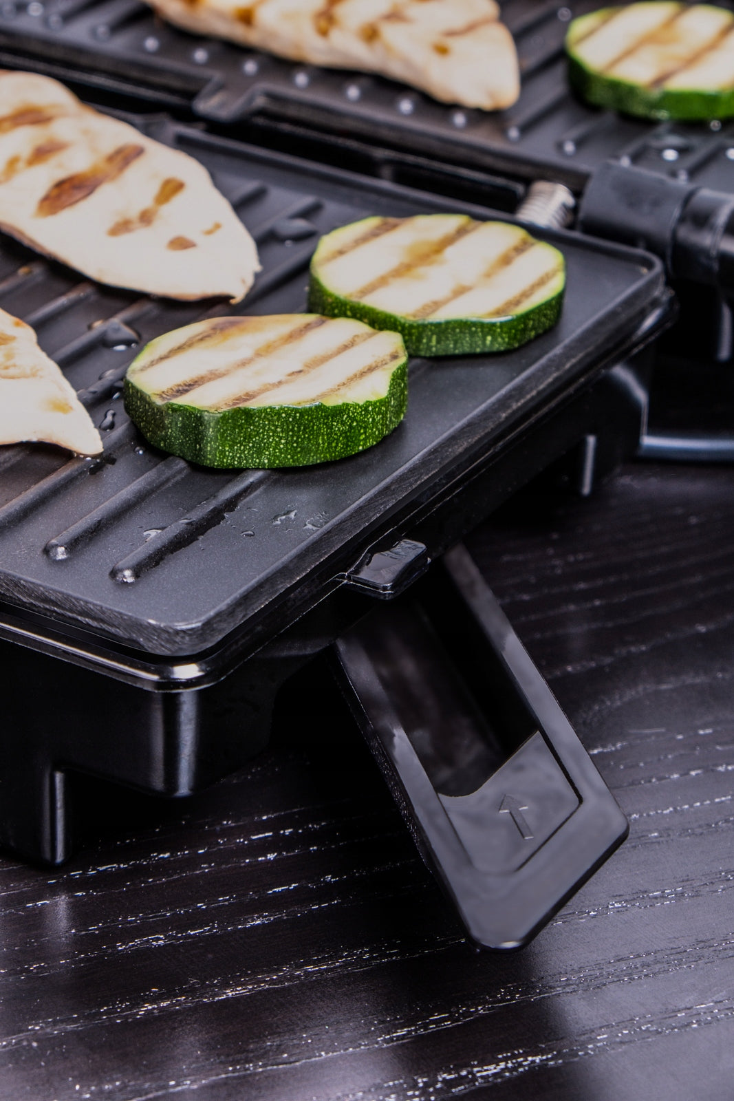 Electric grill Eldom GK130 1600W silver-black Model GK130