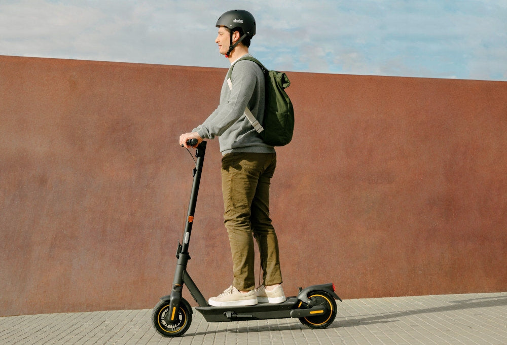Electric scooter SEGWAY 450W 70km 20km/h Additional features horn dedicated application lighting Bluetooth kickstand foldable