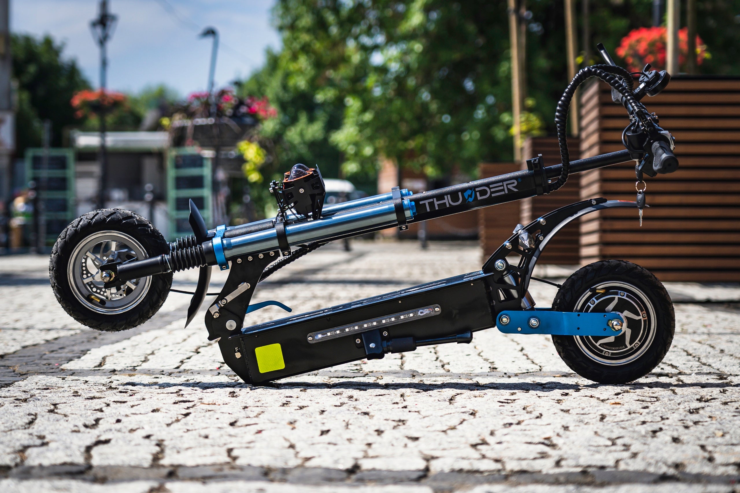 Electric scooter folding THUNDER SPARK 1600W 48V 10Ah range 30km PRO Color black