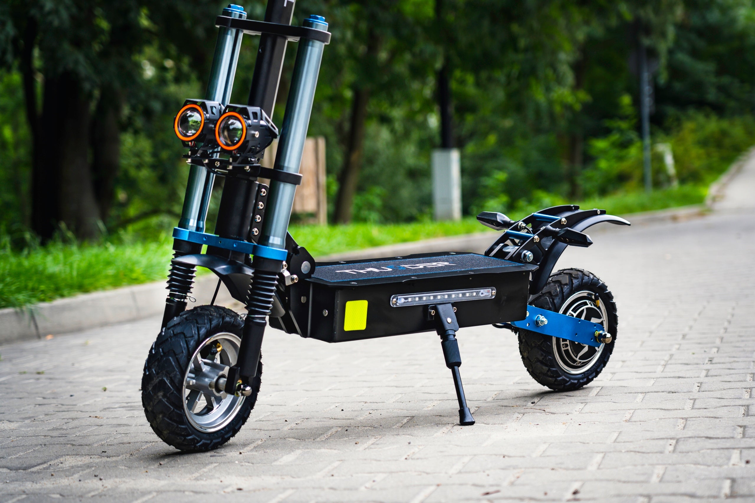 Electric scooter folding THUNDER SPARK 1600W 48V 10Ah range 30km PRO Weight 29 kg