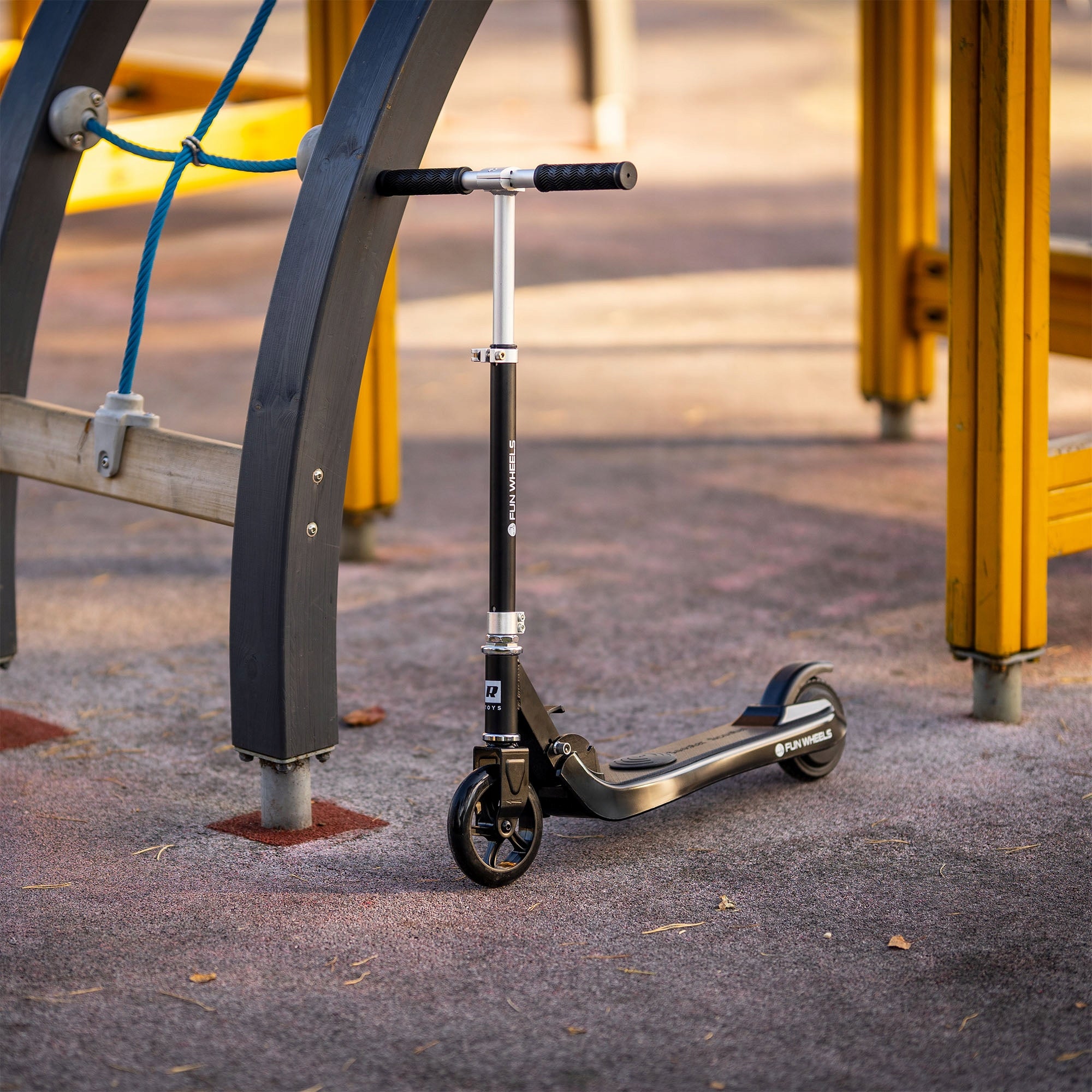 Electric scooter for children 12km/h 50kg Rebel foldable lightweight IPX4 Weight 4.5 kg