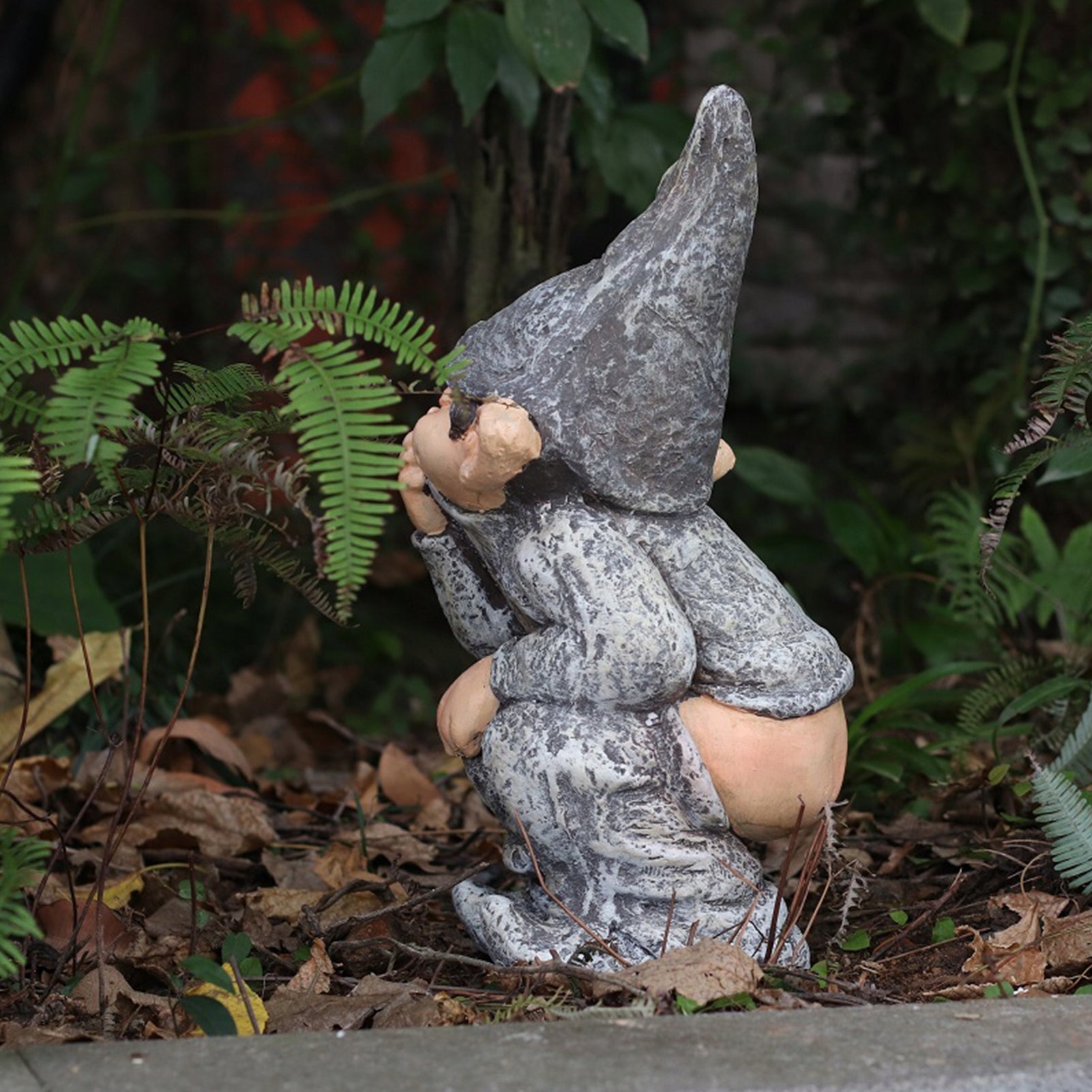 FIGURINE ORNAMENT GNOME POOPING Product weight with unit packaging 1 kg