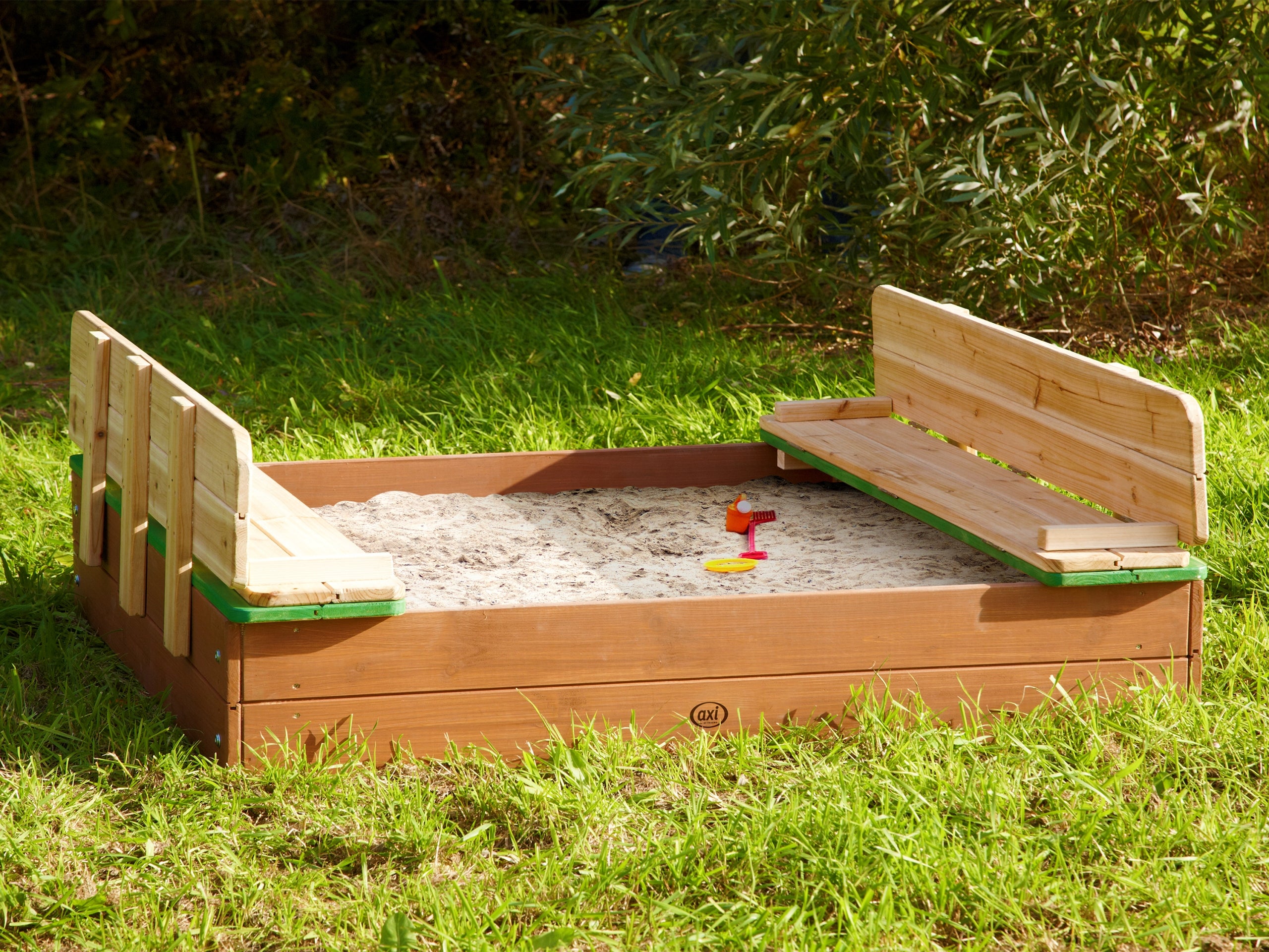 FSC wood sandbox with benches and cover AXI Character/Title none