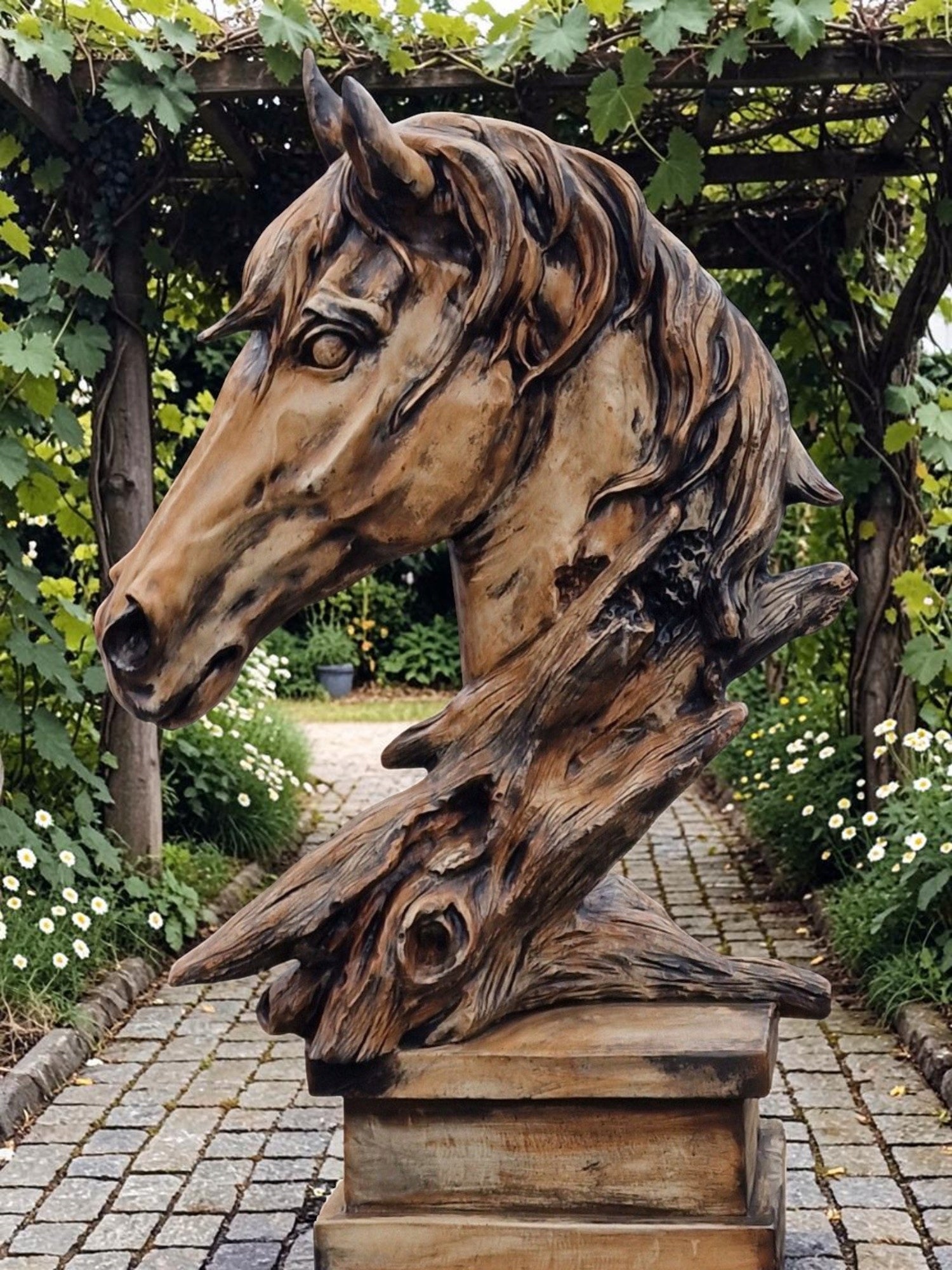 Figure horse head from concrete conglomerate fountain Horse Ag-Bet