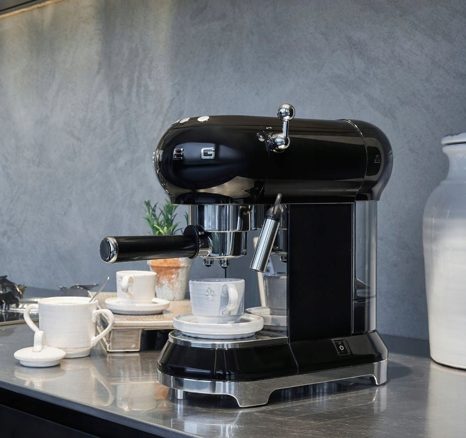 Flask espresso machine Smeg ECF01BLEU 1350 W black 50's Style Manufacturer code 8017709229924