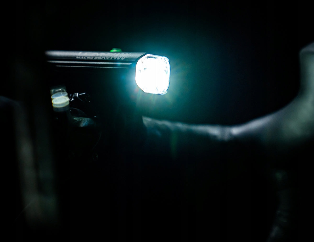 Front bicycle light LEZYNE MACRO DRIVE 1400+ 1400 lm 7 MODES USB-C Kind front-facing