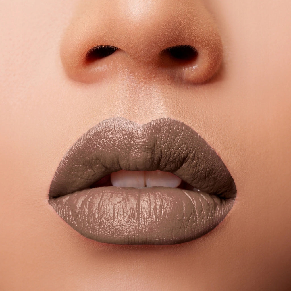 Flüssiger, matter Lippenstift und Lippenbasis, glänzender Samt-Satin-Kaffee
