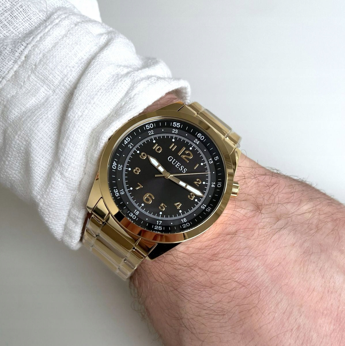 Gold watch Guess Max with black dial and gold bracelet GW0493G2 Batteries included yes