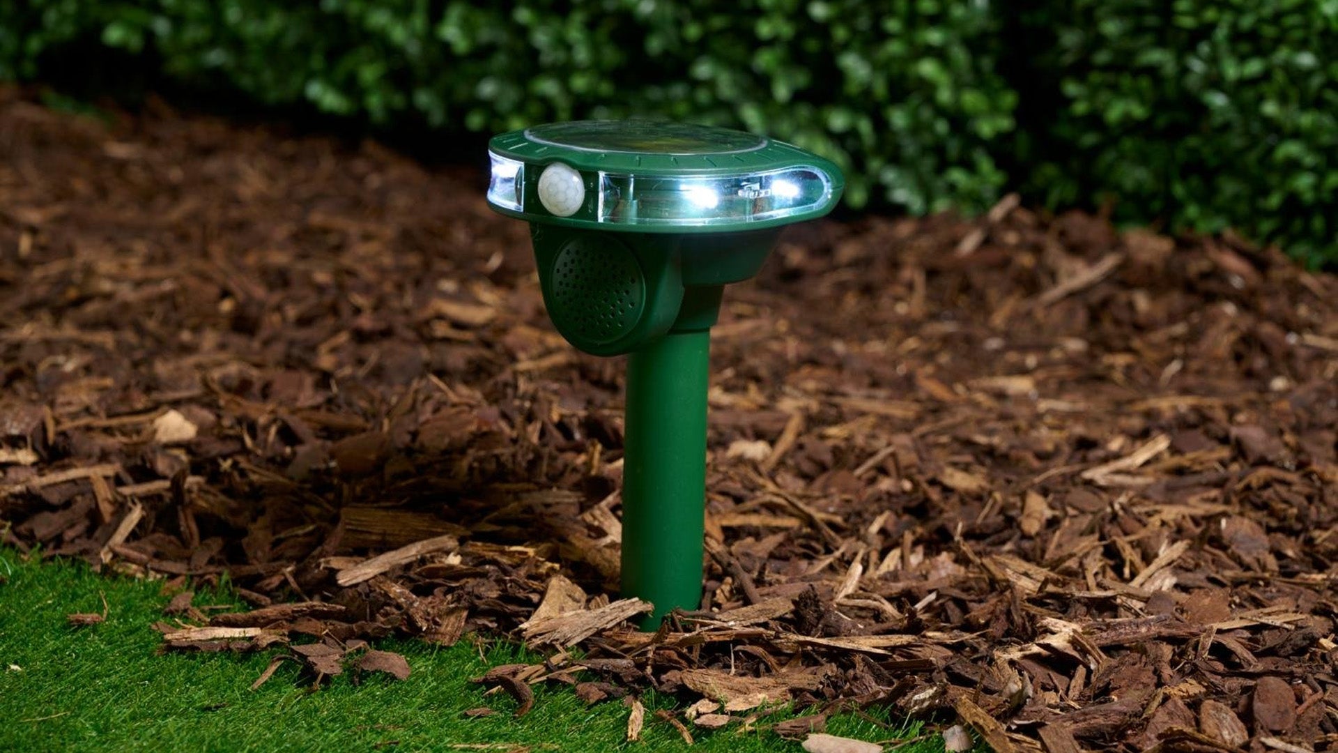Grundig SOLAR ULTRASONIC ANIMAL REPELLENT with Motion Sensor Manufacturer code Solarny odstraszacz zwierząt czujnik ruchu