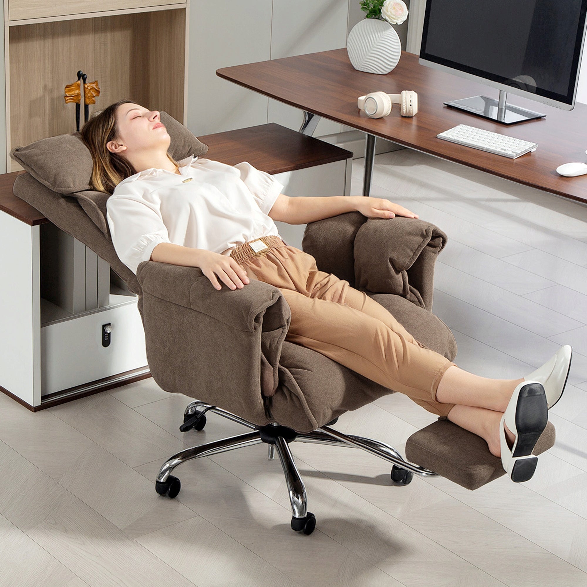 HOMCOM Ergonomic office chair with double padding and footrest Medical device no