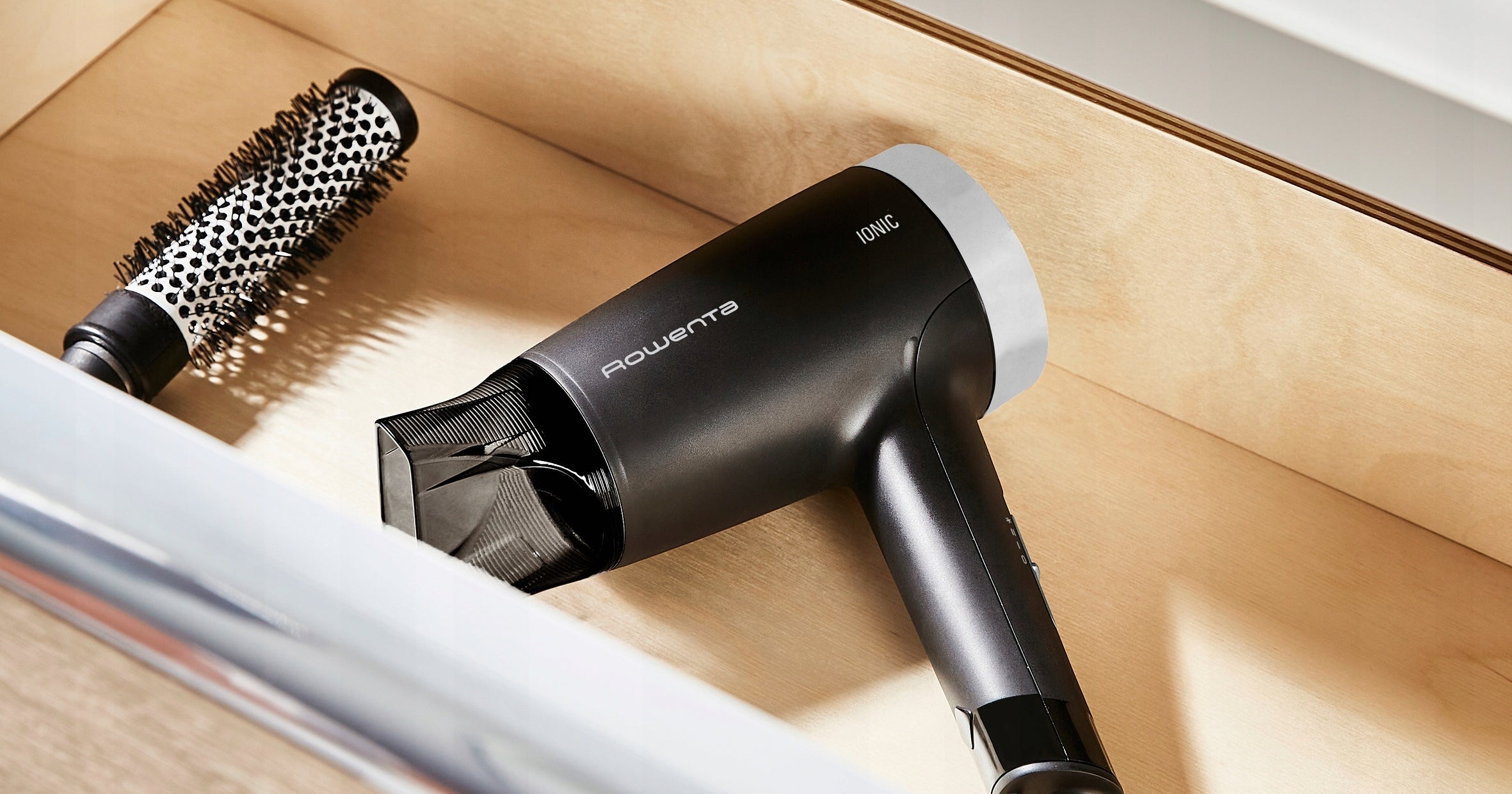 Hair dryer Rowenta CV1810 1600W Ionization light cold air supply Manufacturer code WPJD8N-CVG6O6