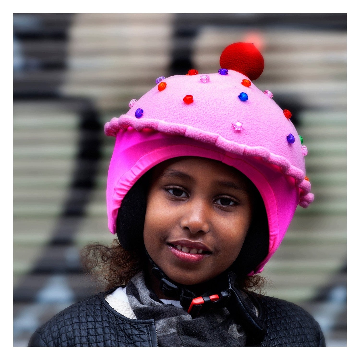 Helmet cover with LED - strawberry cupcake - universal Manufacturer no brand